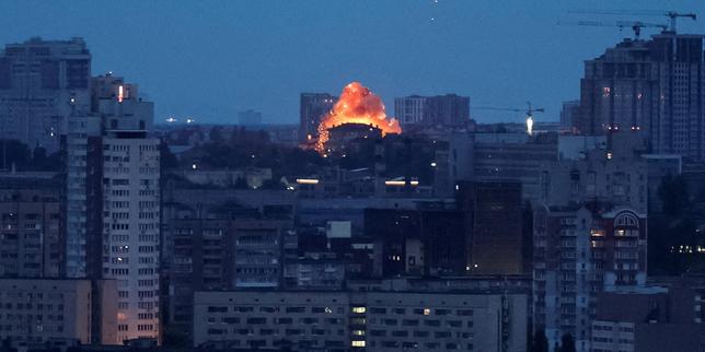 En direct, guerre en Ukraine : des attaques de drones russes sur Kiev font deux morts et huit blessés