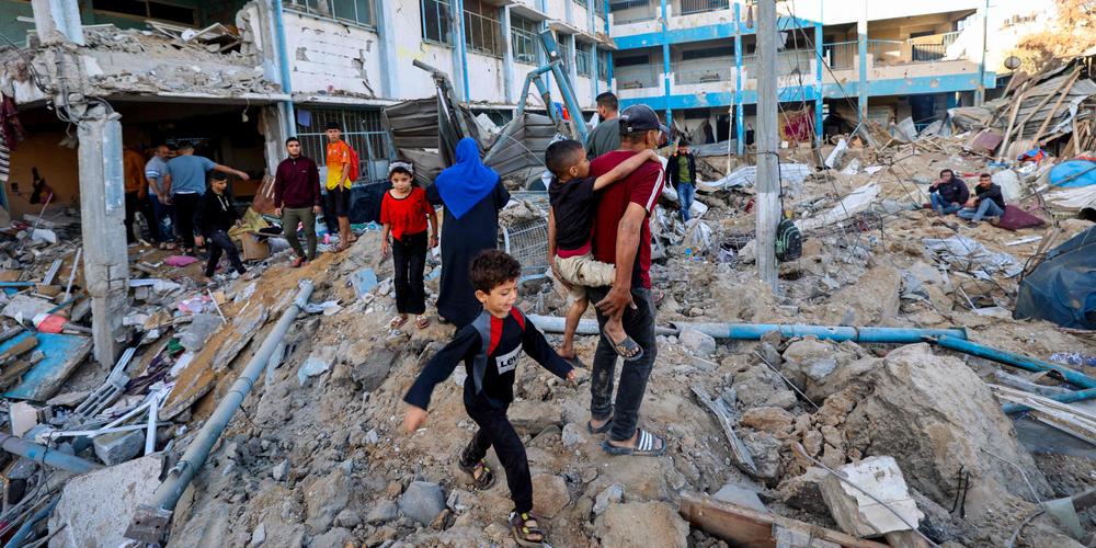 Une école de l’UNRWA accueillant des personnes déplacées détruite à la suite à une frappe israélienne dans le camp de réfugiés de Bureij, au centre de la bande de Gaza, le 7 mai 2025. - EYAD BABA / AFP