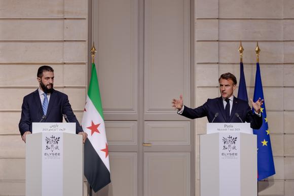 Le président syrien par intérim, Ahmed Al-Charaa, et Emmanuel Macron, au palais de l’Elysée, le 7 mai 2025.