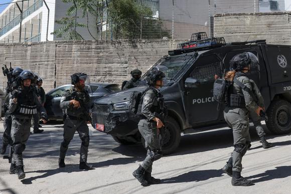 Des forces de sécurité israéliennes arrivent dans une école de l’UNRWA, dans le camp de réfugiés de Chouafat, à Jérusalem-Est, le 8 mai 2025.