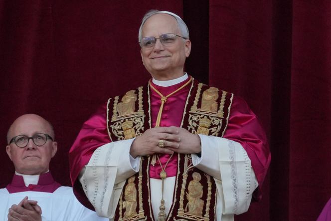 Le pape Léon XIV au balcon de la basilique Saint-Pierre au Vatican, le 8 mai 2025. 
