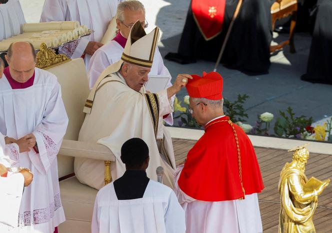 Le pape François bénit le cardinal Robert Prevost lors d’une cérémonie de consistoire visant à élever des prélats catholiques romains au rang de cardinal, sur la place Saint-Pierre, au Vatican, le 30 septembre 2023.