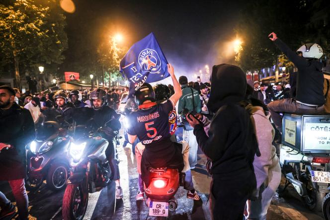 Des supporteurs du Paris Saint-Germain, sur les Champs-Elysées, à Paris, le 7 mai, après la qualification du PSG pour la finale de la Ligue des champions de football.