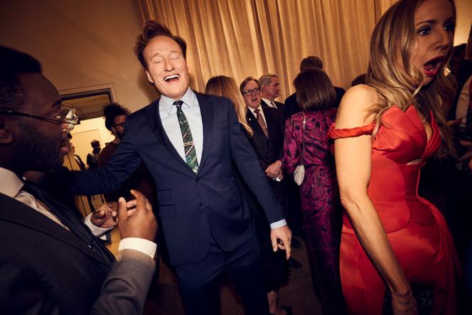 Conan O’Brien et Nikki Glaser au Kennedy Center, image extraite de l’émission « Conan O’Brien, prix Mark Twain », réalisée par Marcus Raboy.