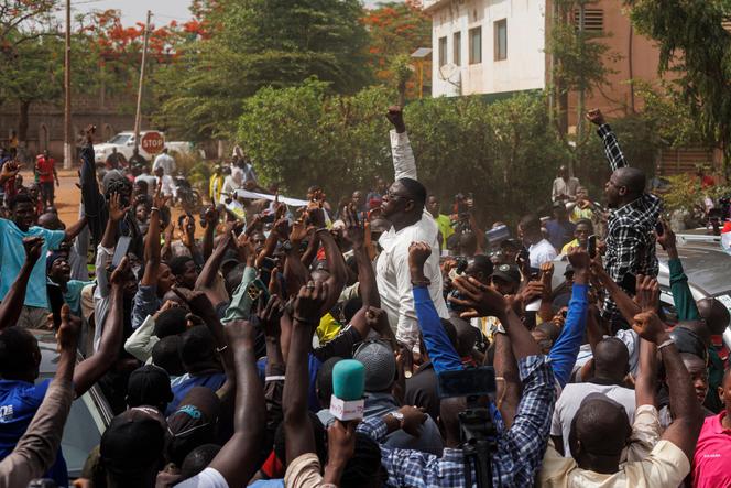 Des opposants à la junte malienne manifestent à Bamako, le 3 mai 2025.