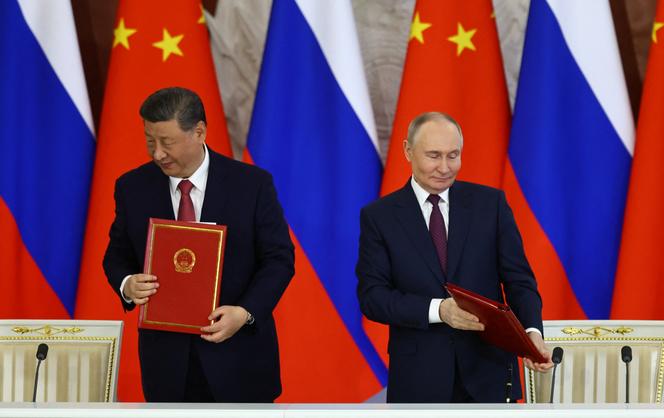 Le président russe, Vladimir Poutine, et son homologue chinois, Xi Jinping, lors d’une cérémonie de signature, au Kremlin, à Moscou, le 8 mai 2025.