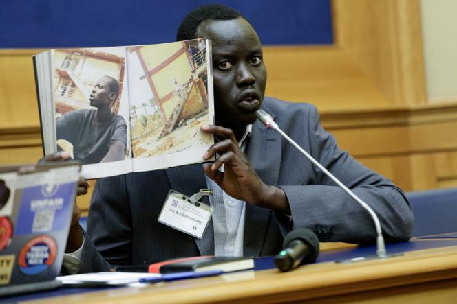 Un migrant sud-soudanais victime de mauvais traitements en Libye témoigne lors d’une conférence de presse à Rome, le 29 janvier 2025.