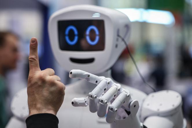 Un robot humanoïde, lors d’un salon dédié à l’ingénierie mécanique, électrique et numérique, à Hanovre, en Allemagne, le 31 mars 2025.