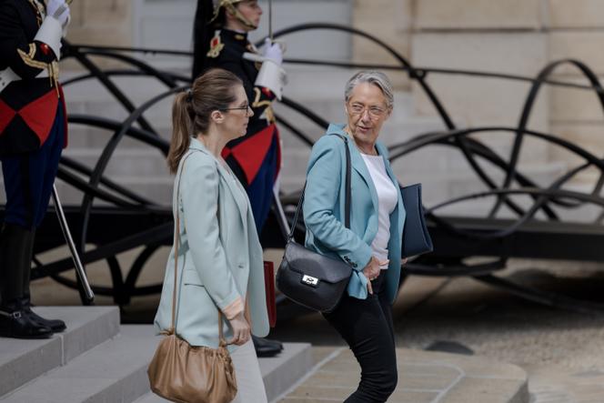 La ministre déléguée à l’égalité entre les femmes et les hommes, Aurore Berger, et la ministre de l'éducation Elisabeth Borne, dans la cour du palais de l'Elysée, le 7 mai 2025.