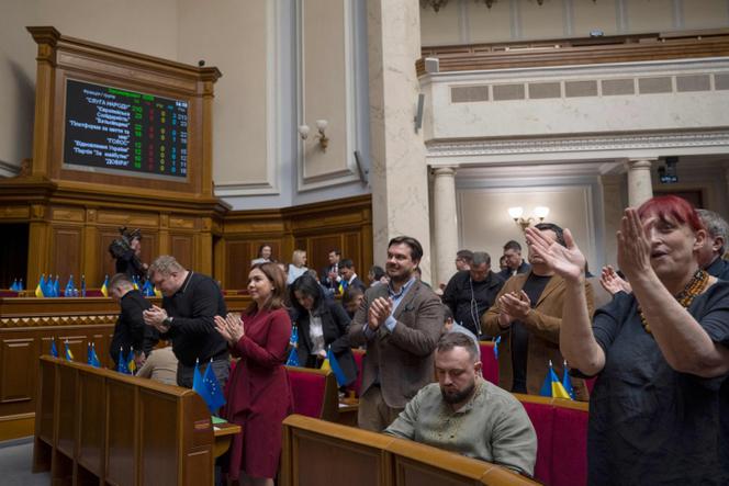 Des députés ukrainiens applaudissent après le vote de ratification de l’accord sur les minerais signé avec les Etats-Unis, au Parlement, à Kiev, le 8 mai 2025.