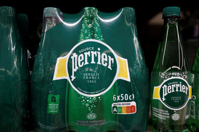 Des bouteilles de Perrier dans un supermarché à Perros-Guirec (Côtes-d’Armor), le 18 avril 2025.
