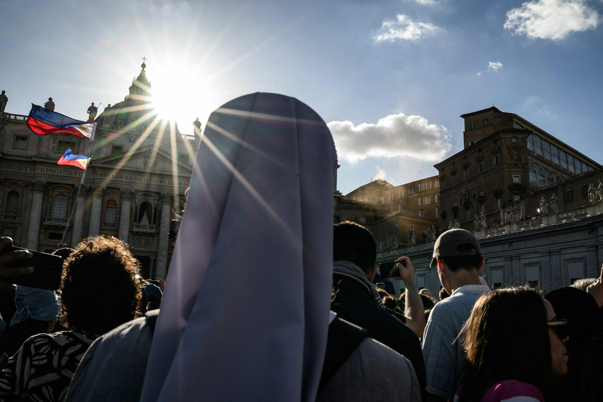 No local, Saint-Pierre, depois que a fumaça branca foi criada da chaminé da capela de sextos, indicando que os cardeais elegeram um novo papa, no Vaticano, em 8 de maio de 2025.