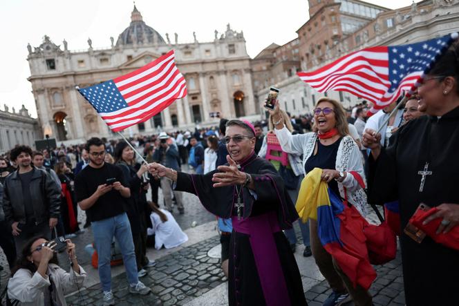 Un évêque danse avec un drapeau américain après l’annonce de l’élection du cardinal américain Robert Francis Prevost comme nouveau pape, place Saint-Pierre, au Vatican, le 8 mai 2025.