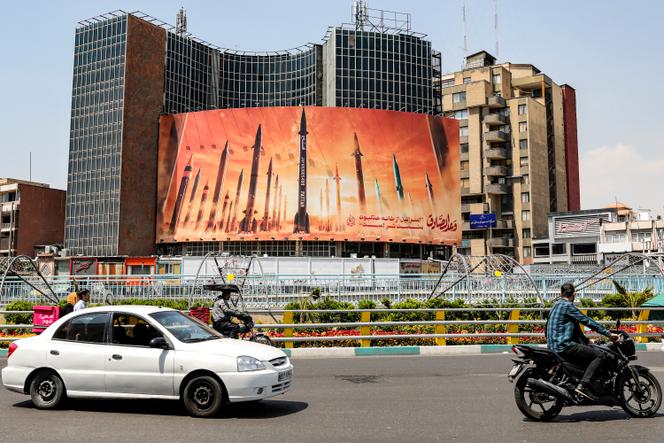 Un panneau d’affichage représentant des missiles balistiques iraniens en service, sur lequel est écrit « la promesse (de la personne) honnête » et « Israël est plus faible qu’une toile d’araignée ». Dans le centre de Téhéran, le 15 avril 2024.