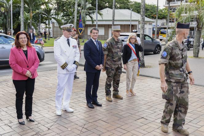Jacques Billant, haut-commissaire de France, à la droite de Manuel Valls, ministre des outre-mer et Sonia Lagarde, maire de Nouméa, lors de la cérémonie de clôture de la Croix du Sud, à Nouméa, le 3 mai 2025.