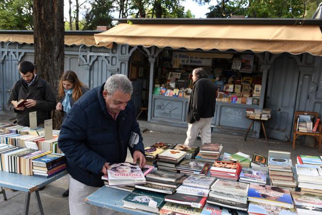 Un homme feuillette des livres lors de la Journée mondiale du livre, rue Cuesta de Moyano, à Madrid, le 23 avril 2019.