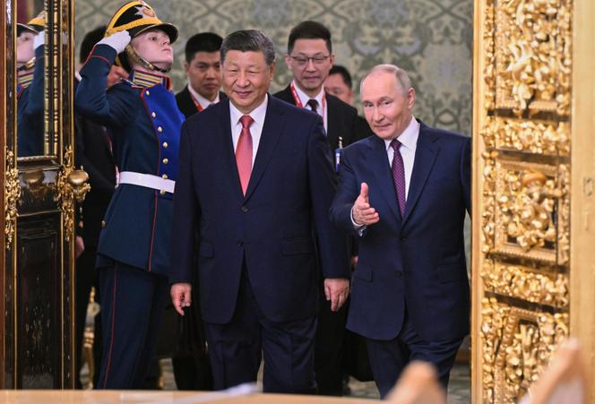 Le président russe Vladimir Poutine (à droite) et son homologue chinois Xi Jinping arrivent au Kremlin, à Moscou, le jeudi 8 mai 2025, pour leurs entretiens, avant les célébrations du 80e anniversaire de la fin de la seconde guerre mondiale. 