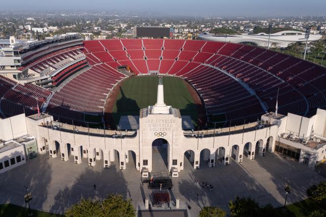 An radharc drone ar an Los -angeles Colosseum, a shealbhóidh searmanas oscailte na gcluichí Oilimpeacha 2028, mar aon le Staidiam Sophie ag imeacht dúbailte, agus a osclóidh na Cluichí Parailimpeacha i 2028, rud a fhágann gurb é an chéad institiúid é le haghaidh imeachtaí le haghaidh 3 chluiche Oilimpeacha i Los -Angelesy, California, 8, 2025. 