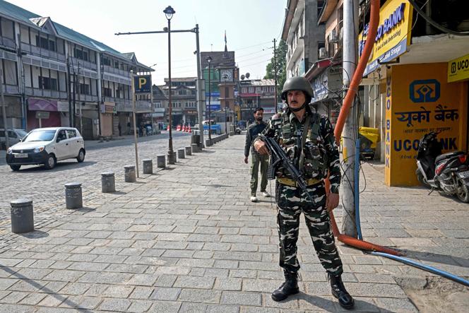 Un paramilitaire indien à Lal Chowk, une place de Srinagar, le 8 mai 2025.