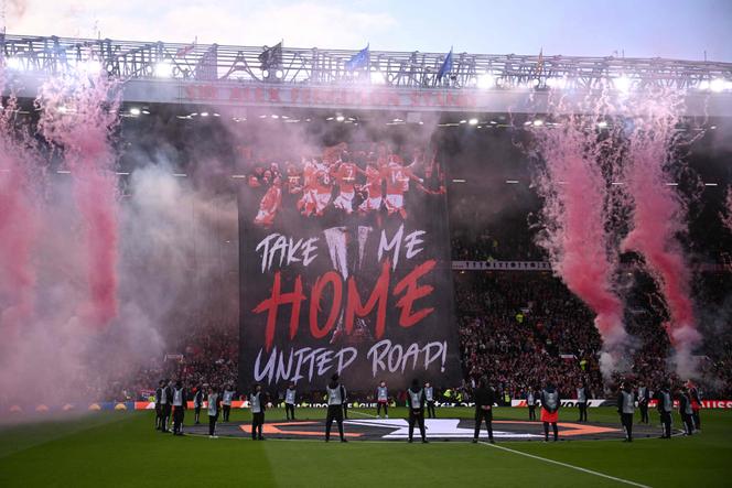 Une bannière est déployée dans les tribunes du stade Old Trafford pour encourager les joueurs de Manchester United, avant la demi-finale retour de Ligue Europa face à l’Athletic Bilbao, à Manchester, dans le nord-ouest de l’Angleterre, jeudi 8 mai 2025.
