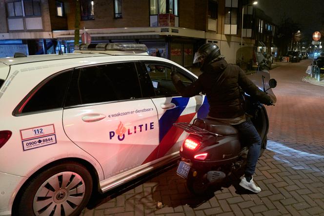 Voiture de police dans un quartier de La Haye (Pays-Bas), le 31 décembre 2024.