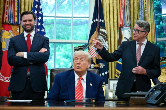 Le président américain, Donald Trump, avec le vice-président, J. D. Vance, et l’ambassadeur britannique aux Etats-Unis, Peter Mandelson (à droite), dans le bureau Ovale de la Maison Blanche, à Washington, le 8 mai 2025.