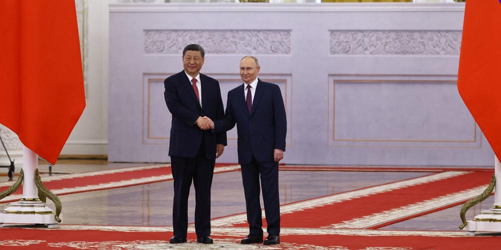 Le président chinois, Xi Jinping, et le président russe, Vladimir Poutine, au Kremlin, à Moscou, le 8 mai 2025. - EVGENIA NOVOZHENINA / AFP