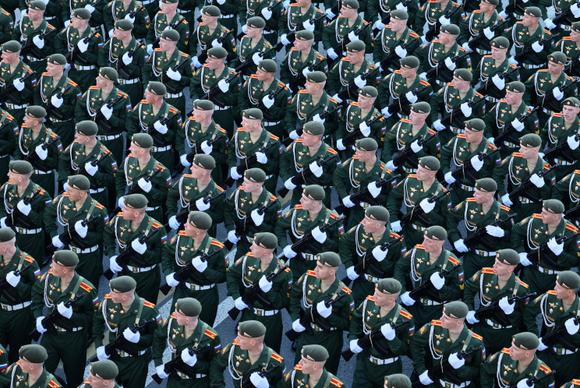 Des militaires russes défilent en colonnes dans le centre de Moscou, en Russie, le 9 mai 2025.