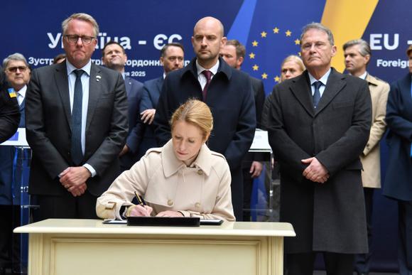 La cheffe de la diplomatie européenne, Kaja Kallas, signe un accord visant à transférer à l’Ukraine une partie des avoirs russes gelés, à Lviv, en Ukraine, le 9 mai 2025.