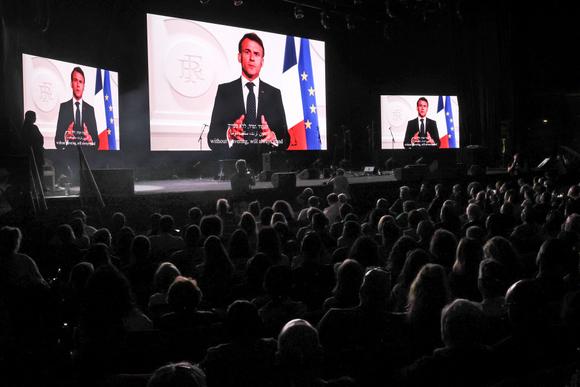 Un discours du président français, Emmanuel Macron, est diffusé sur les écrans au Centre international de conventions de Jérusalem, vendredi 9 mai 2025.