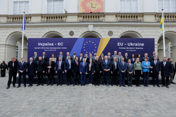 La cheffe de la diplomatie européenne, Kaja Kallas, le premier ministre ukrainien, Denys Chmyhal, et les ministres des affaires étrangères des pays européens et du Royaume-Uni posent pour une photo lors d’une réunion Ukraine-UE, à Lviv, en Ukraine, vendredi 9 mai 2025.