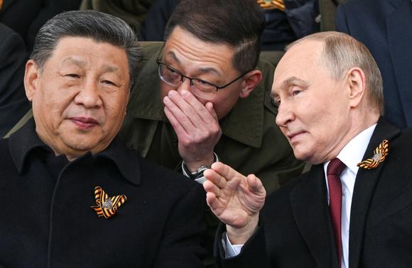 Le président russe, Vladimir Poutine, et son homologue chinois, Xi Jinping, assistent au défilé militaire, sur la place Rouge, à Moscou, le 9 mai 2025.
