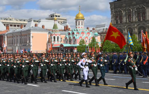 Des militaires vietnamiens lors du défilé militaire du Jour de la victoire, à Moscou, le vendredi 9 mai 2025.