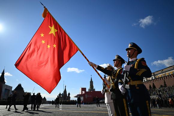 Des militaires chinois défilent à l’occasion du 80ᵉ anniversaire de la victoire sur l’Allemagne nazie pendant la seconde guerre mondiale, à Moscou, en Russie.