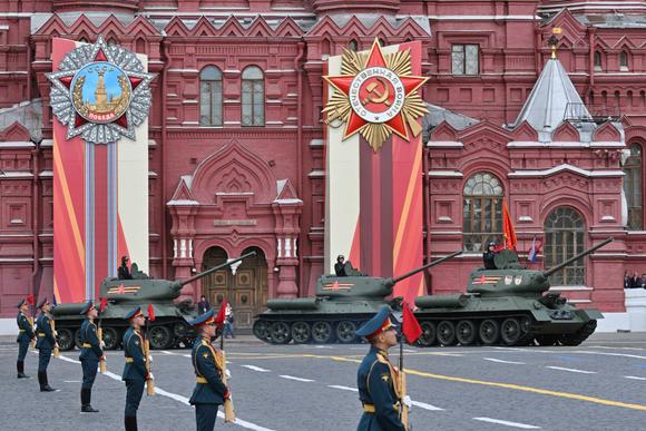 Des chars T-34 de l’ère soviétique défilent à Moscou, le 9 mai 2025.