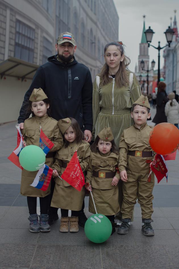 Ilyas, conducteur de taxi, et Shakhida, couturière, et leurs enfants, lors des célébrations, à Moscou, le 9 mai 2025. Shakhida leur a cousu ces uniformes militaires d’inspiration soviétique.