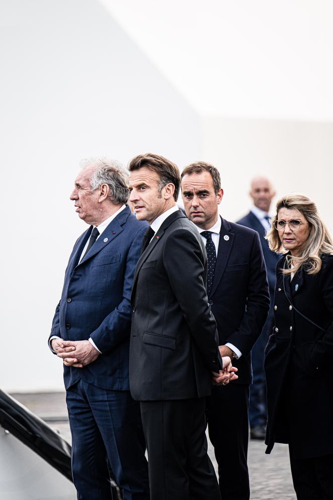 Le premier ministre, François Bayrou, le président de la République, Emmanuel Macron, le ministre des armées, Sébastien Lecornu, et la ministre déléguée chargée de la mémoire et des anciens combattants, Patricia Mirallès, lors de la cérémonie du 80ᵉ anniversaire de la fin de la seconde guerre mondiale, à Paris, le 8 mai 2025.