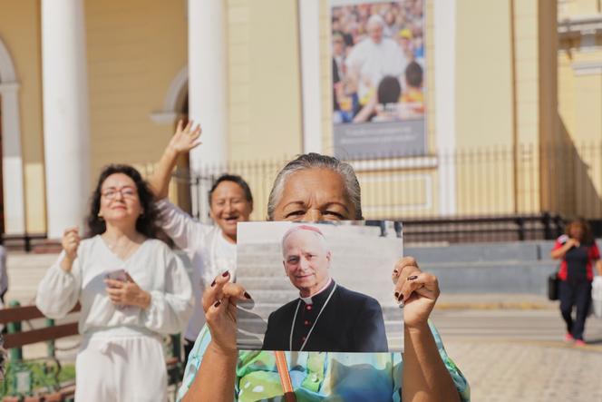Une photo de l’évêque Robert Prevost, élu pape sous le nom de Léon XIV, dans les mains d’une fidèle, devant la cathédrale de Chiclayo, au Pérou, dont il a été évêque pendant plusieurs années, le 8 mai 2025.