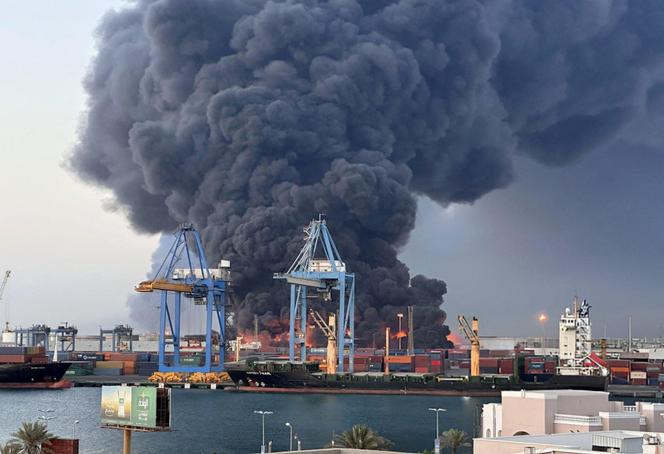 Fumaça após ataques de drones feitos por forças de apoio rápido (FSR) em Port-Soudan, Sudão, 6 de maio de 2025.