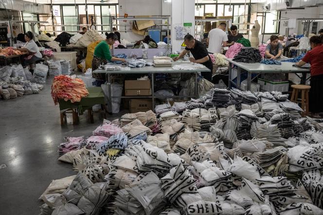 Dans un atelier produisant des vêtements pour Shein, à Canton (Chine), le 15&nbsp;avril&nbsp;2025.