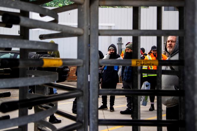 Des ouvriers se préparent à quitter l’usine d’assemblage Chrysler Windsor de Stellantis à Windsor, en Ontario, au Canada, le 4 février 2025.