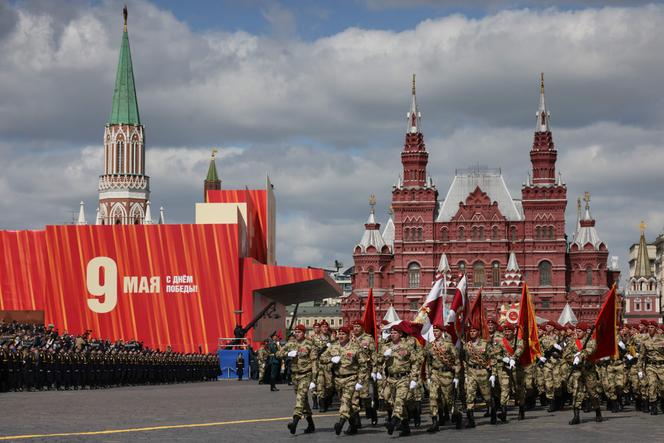 Des militaires russes défilent sur la place Rouge, à Moscou, le 9 mai 2025, à l’occasion des 80 ans de la victoire sur l’Allemagne nazie lors de la seconde guerre mondiale.