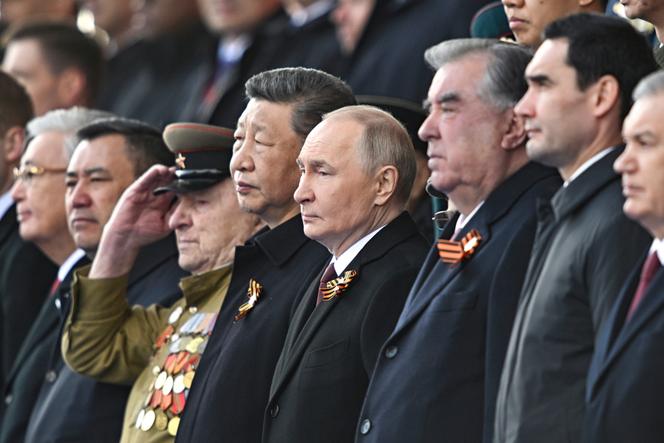 Le président chinois, Xi Jinping (quatrième en partant de la gauche), le président russe, Vladimir Poutine, le président du Tadjikistan, Emomali Rahmon, le président du Turkménistan, Serdar Berdimoukhamedov (de gauche à droite), regardent le défilé militaire du Jour de la victoire, à Moscou, le 9 mai 2025.