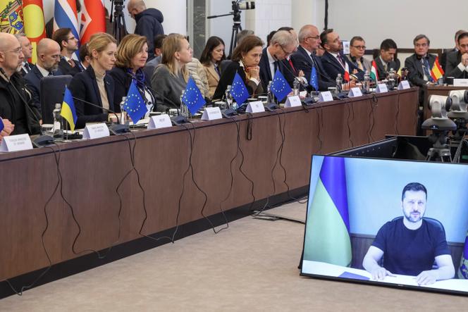 Les ministres des affaires étrangères et représentants de l’Union européenne, lors de la réunion pour la création d’un tribunal chargé du crime d’agression par la Russie, à Lviv (Ukraine), le 9 mai 2025.