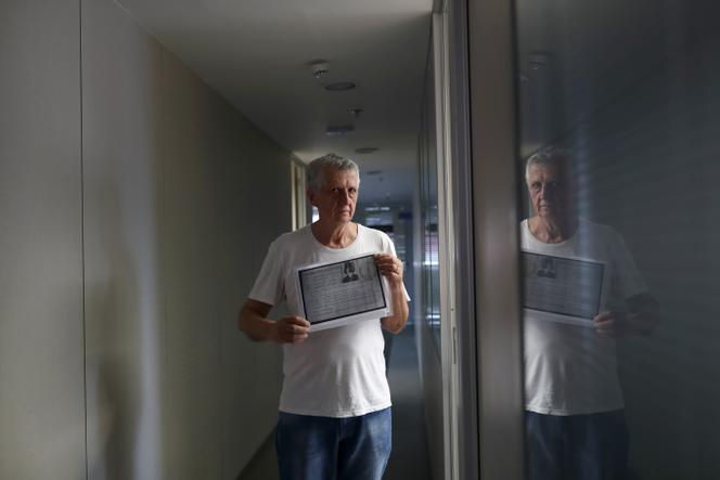 Un ancien ouvrier de Volkswagen qui avait été arrêté et battu sur la terrasse de l’usine, tient son dossier DOPS (Département de l’ordre politique et social), à Sao Bernardo do Campo, Etat de Sao Paulo au Brésil, le 24 septembre 2020.