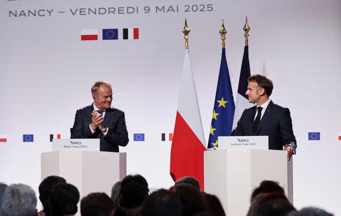 Le premier ministre polonais, Donald Tusk, et le président français, Emmanuel Macron, à la mairie de Nancy, pour la signature d’un traité de coopération et d’amitié renforcées entre les deux pays, vendredi 9 mai 2025.