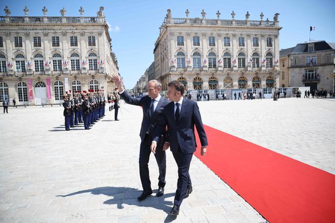 Emmanuel Macron et le premier ministre polonais Donald Tusk traversent la place Stanislas, à Nancy (Meurthe-et-Moselle), le 9 mai 2025.