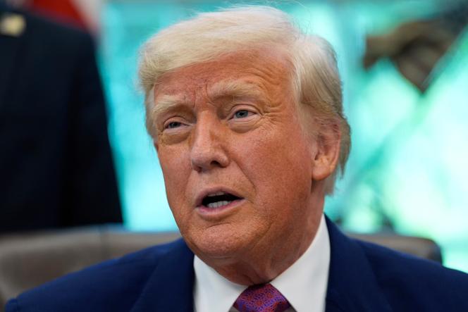 Le président Donald Trump s’adresse aux journalistes alors qu’il signe un décret dans le bureau Ovale de la Maison Blanche, à Washington, vendredi 9 mai 2025.
