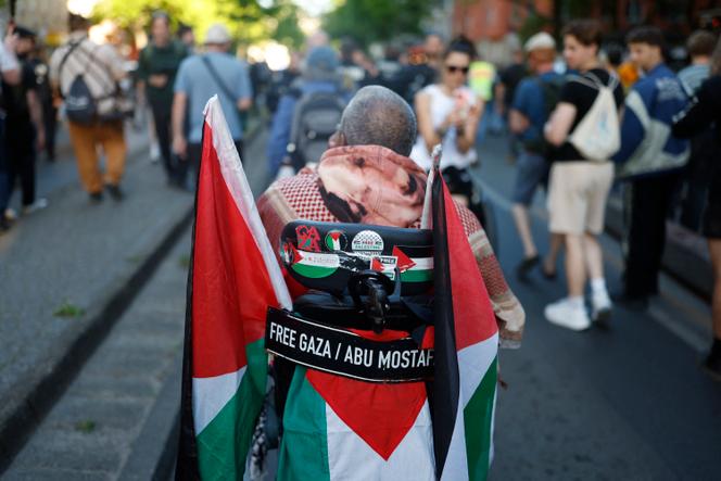 Un manifestant propalestinien, dans un cortège du 1ᵉʳ-Mai, à Berlin, le 1ᵉʳ mai 2025.
