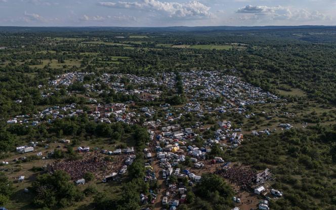 Cette vue aérienne montre le site d’une rave illégale entre les communes de Montvalent et Rocamadour, dans le Lot, le 9 mai 2025.